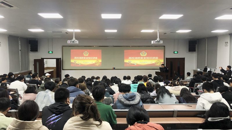 在选择教材时，考生应考虑以下因素：